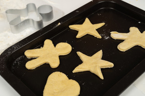 Biscuits de pain d'épice sur une plaque à pâtisserie