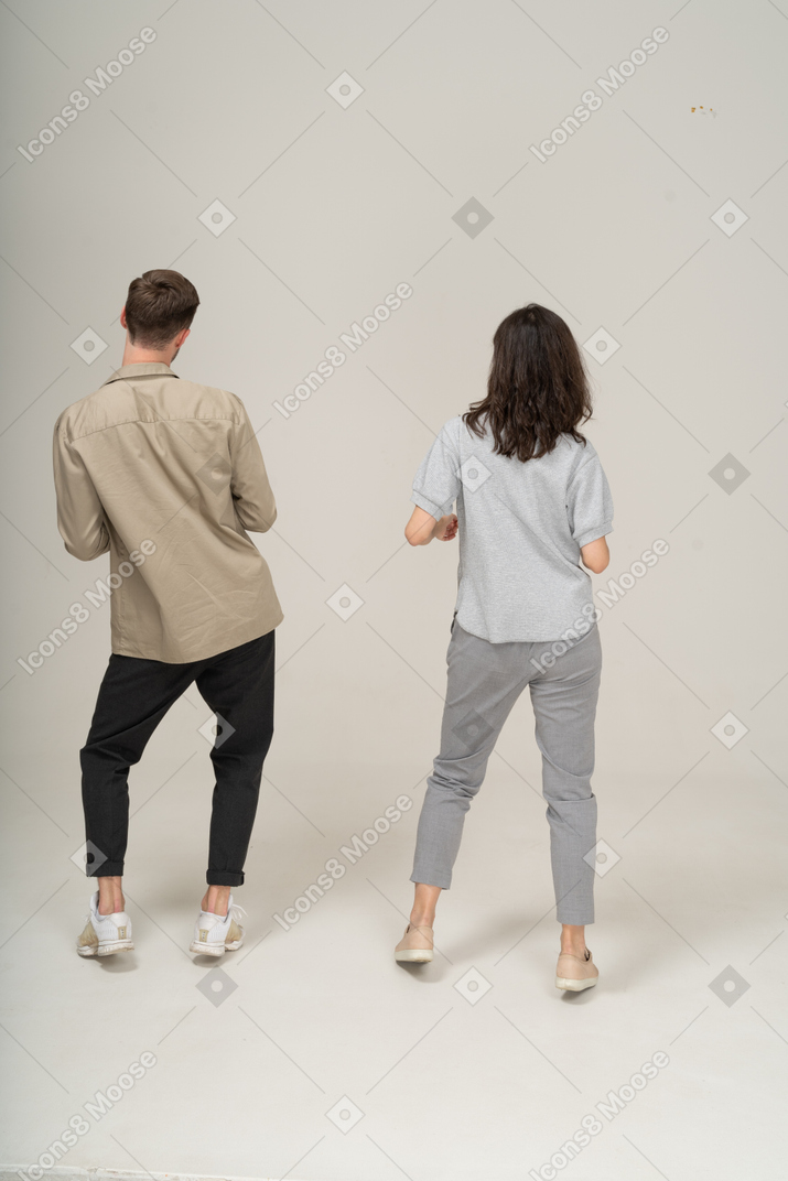 Vista traseira do homem e da mulher dançando