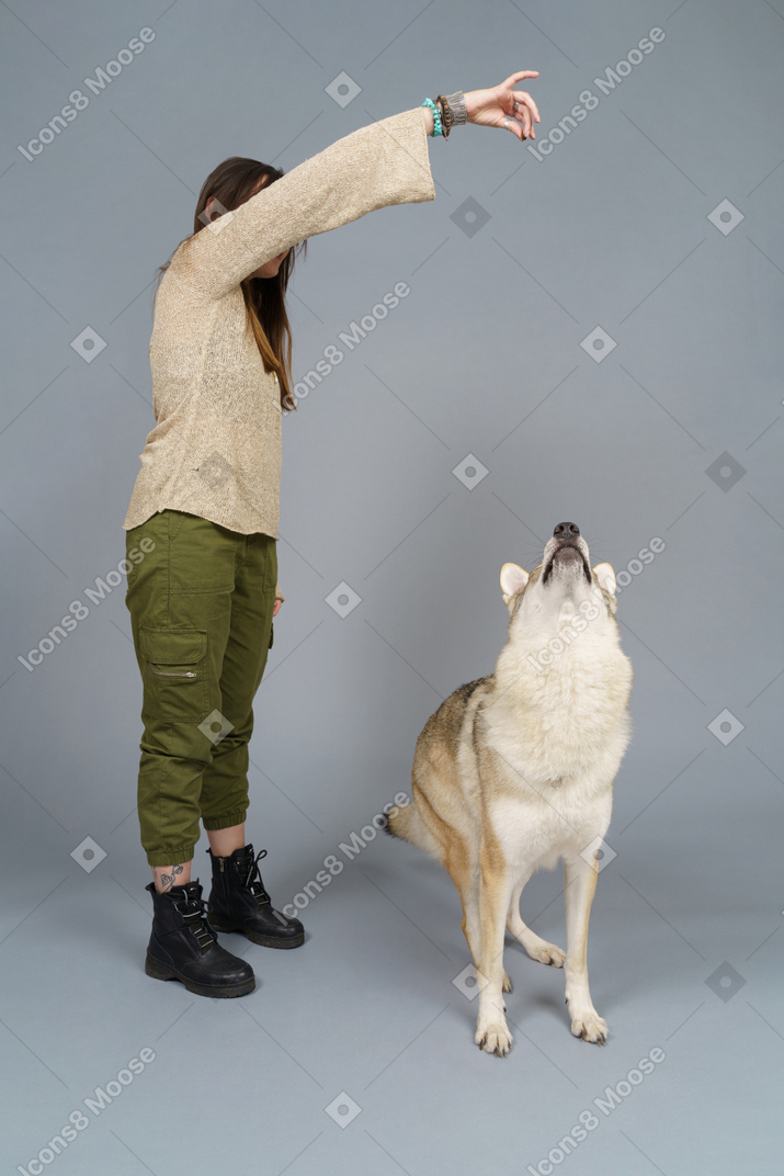 Pleine longueur d'une femme médecin entraînant son chien