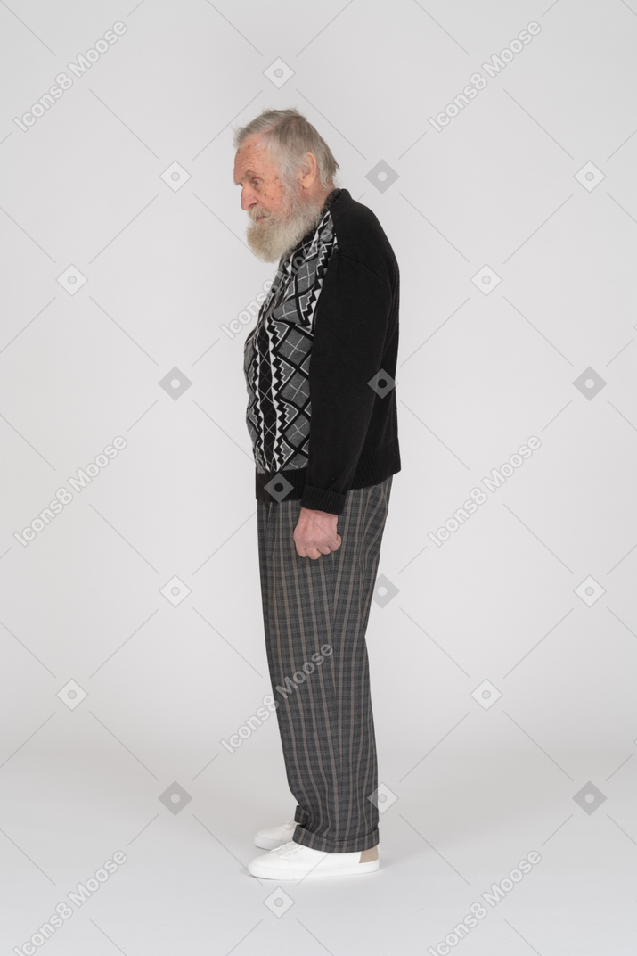 Vista lateral de un anciano mirando hacia abajo