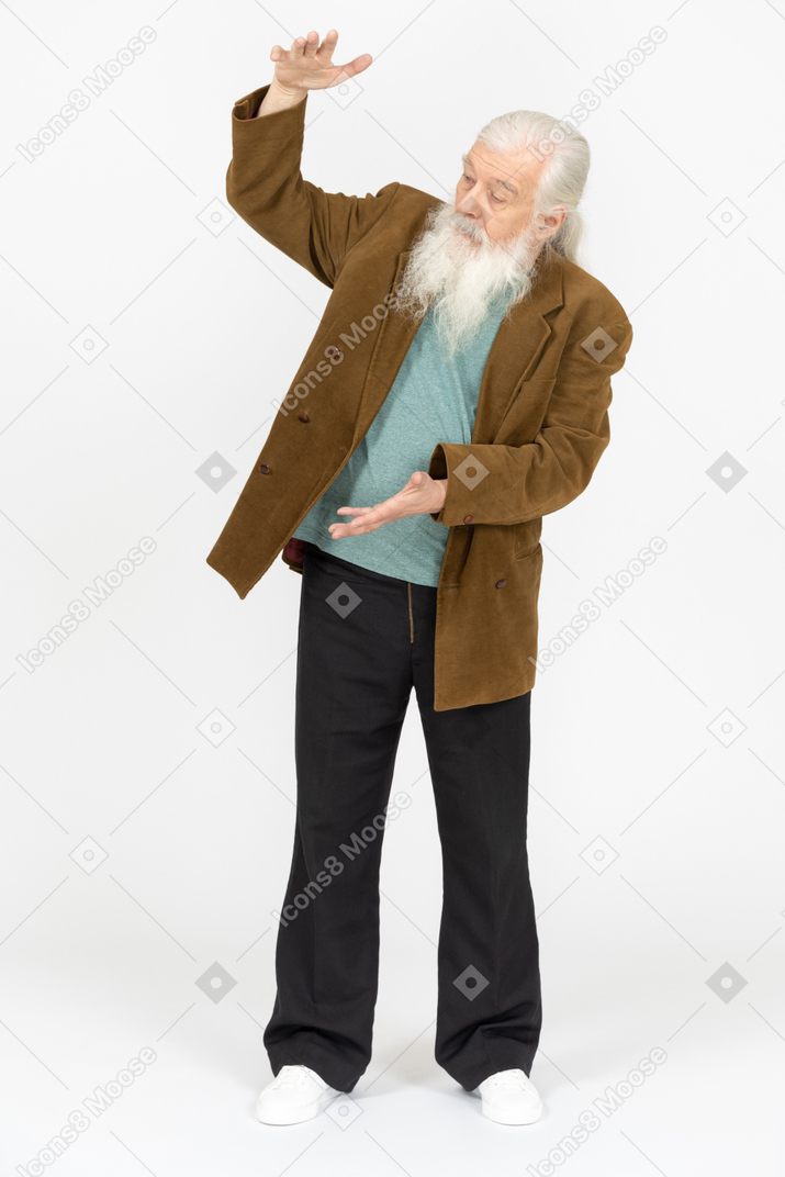 Homem idoso mostrando algo grande
