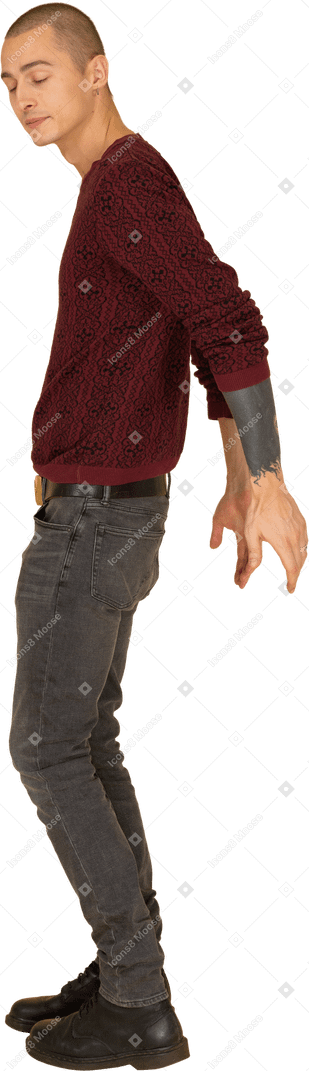 Vista laterale di un giovane uomo in pullover rosso che prende le mani dietro