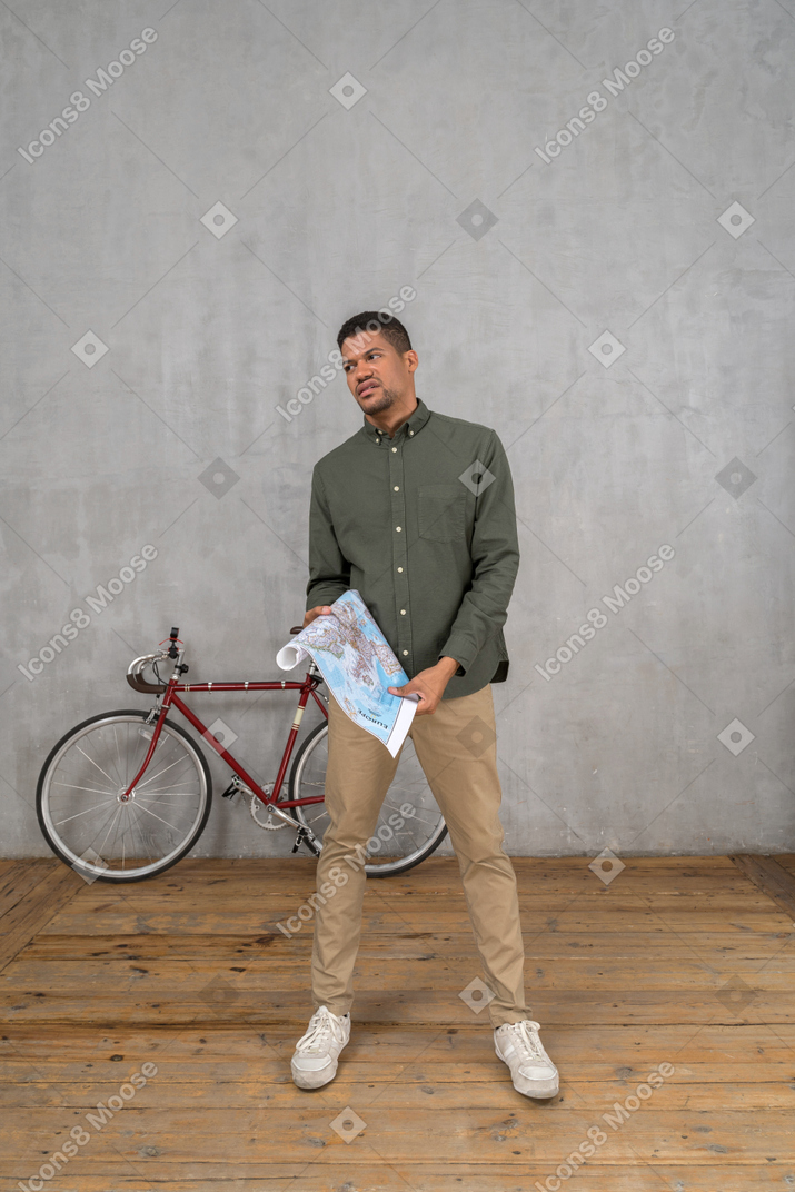 Homem segurando o mapa da cidade