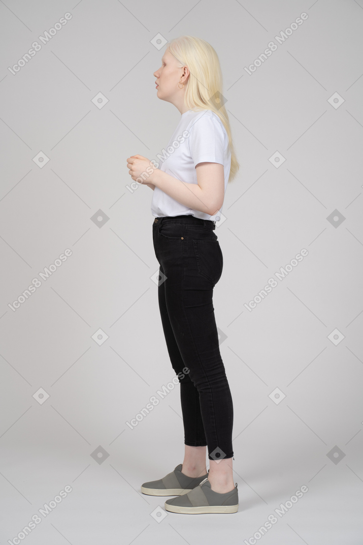 Vue de profil d'une jeune femme en vêtements décontractés à la recherche de suite