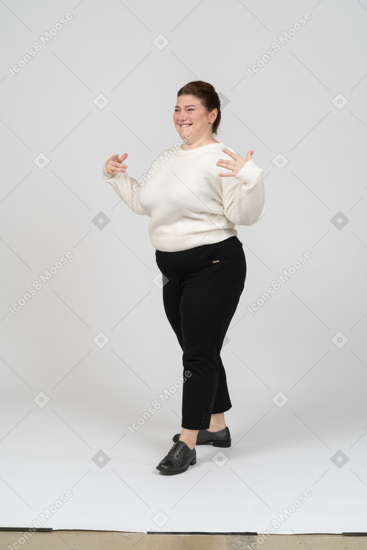 Mulher gordinha alegre em suéter branco