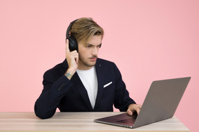 Apuesto joven en auriculares