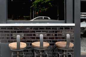 Trois chaises de bar de café en plein air