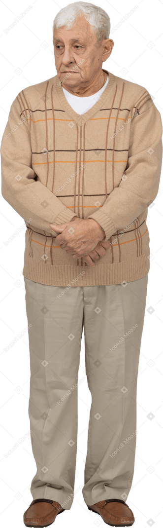Vue de face d'un vieil homme en vêtements décontractés à côté