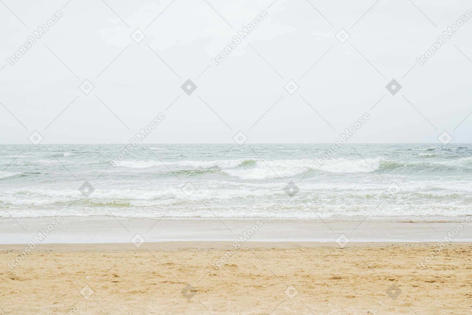 Бурное море в пасмурный день
