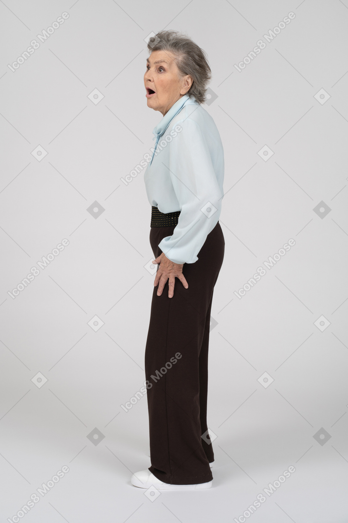 Vista laterale di una donna anziana che sembra scioccata