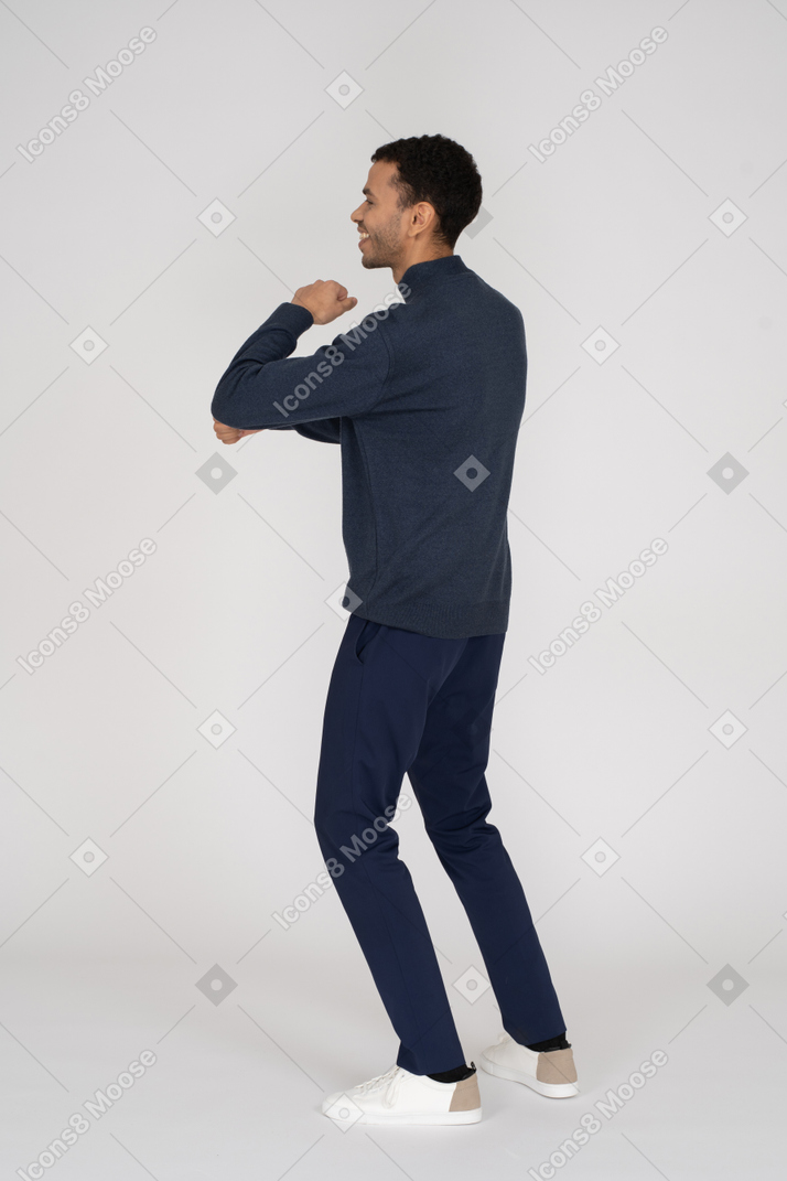 Homme en vêtements noirs debout