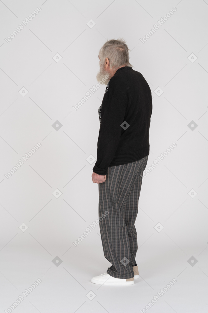 立っている年配の男性の側面図