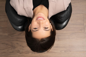 Paciente sonriendo en la silla del dentista