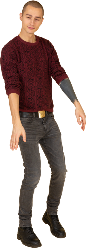 Vista di tre quarti di un giovane uomo vestito con un pullover rosso allargando le mani