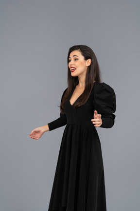 Vista de três quartos de uma jovem cantora em um vestido preto