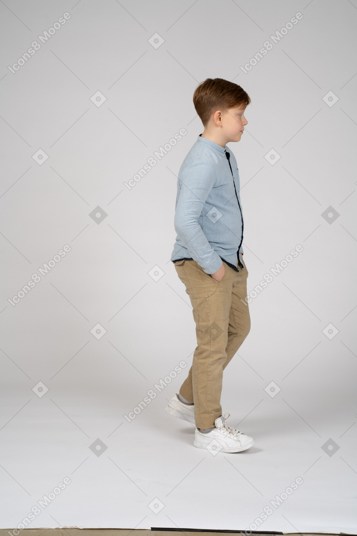 Мальчик стоит перед оконной стеной