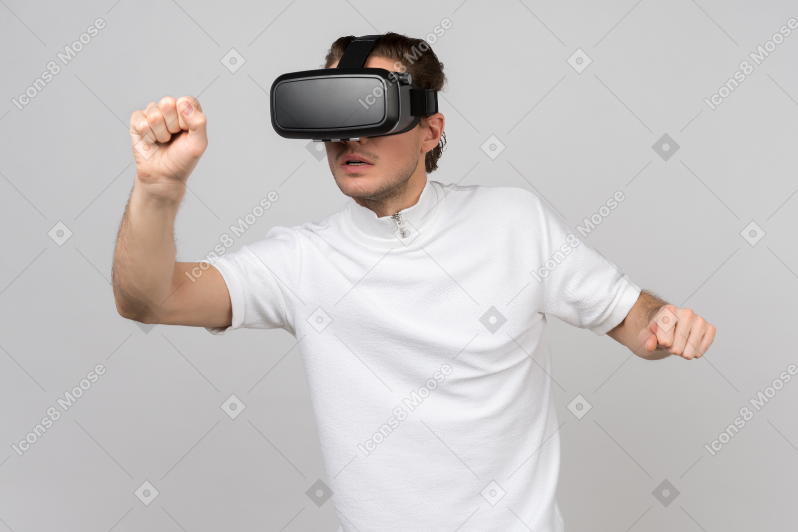 Uomo in cuffia da realtà virtuale che gioca a un gioco di combattimento