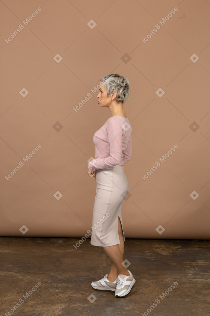 Donna in abiti casual in posa di profilo