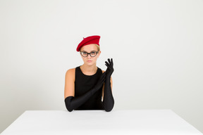 Élégante jeune femme au béret rouge et lunettes