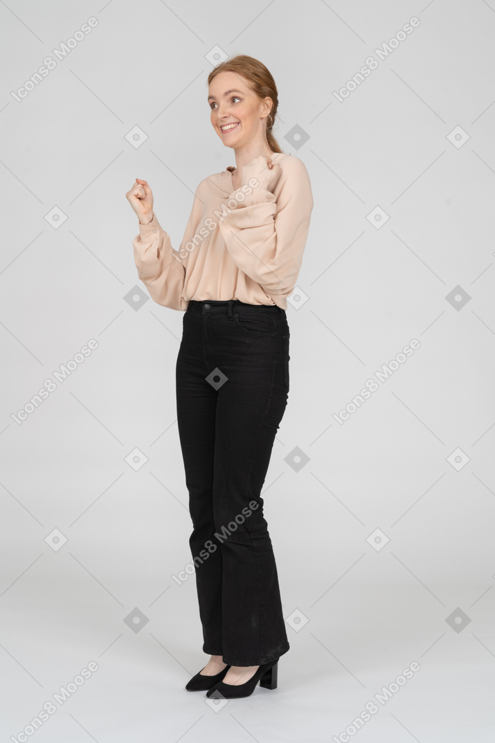 Frau in beaufitul bluse stehend