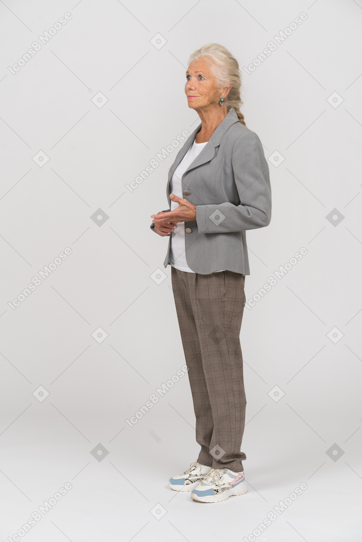 一个穿西装的老妇人的侧视图