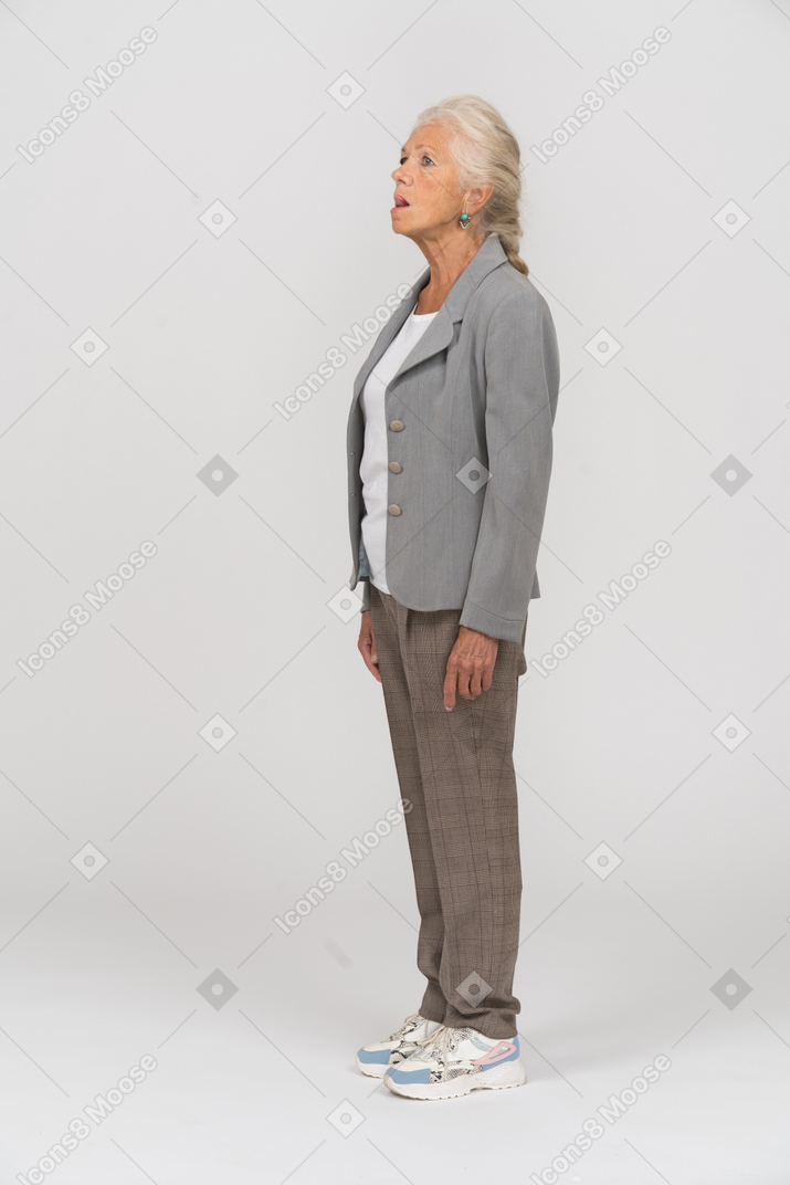 一位身穿西装、露出舌头的老妇人的侧视图