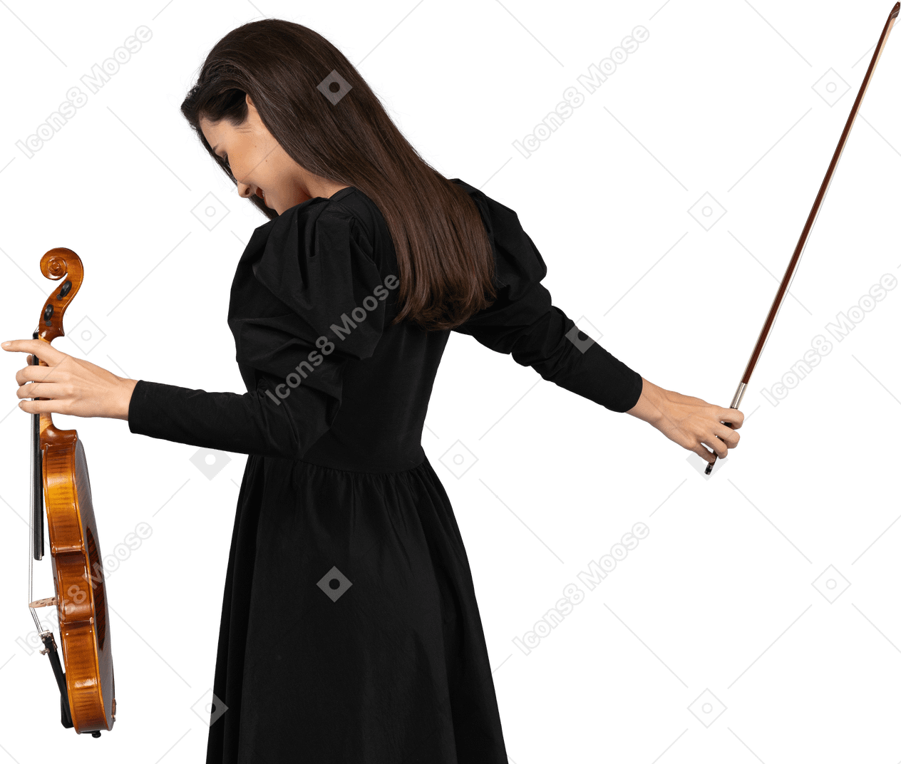 활을 만드는 검은 드레스에 여성 바이올린 플레이어의 3/4 후면보기