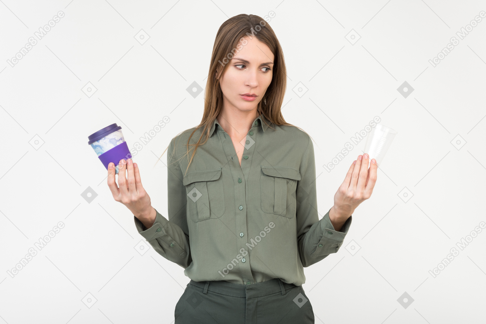 Jovem mulher segurando uma xícara de café eco em uma mão e um plástico em outro
