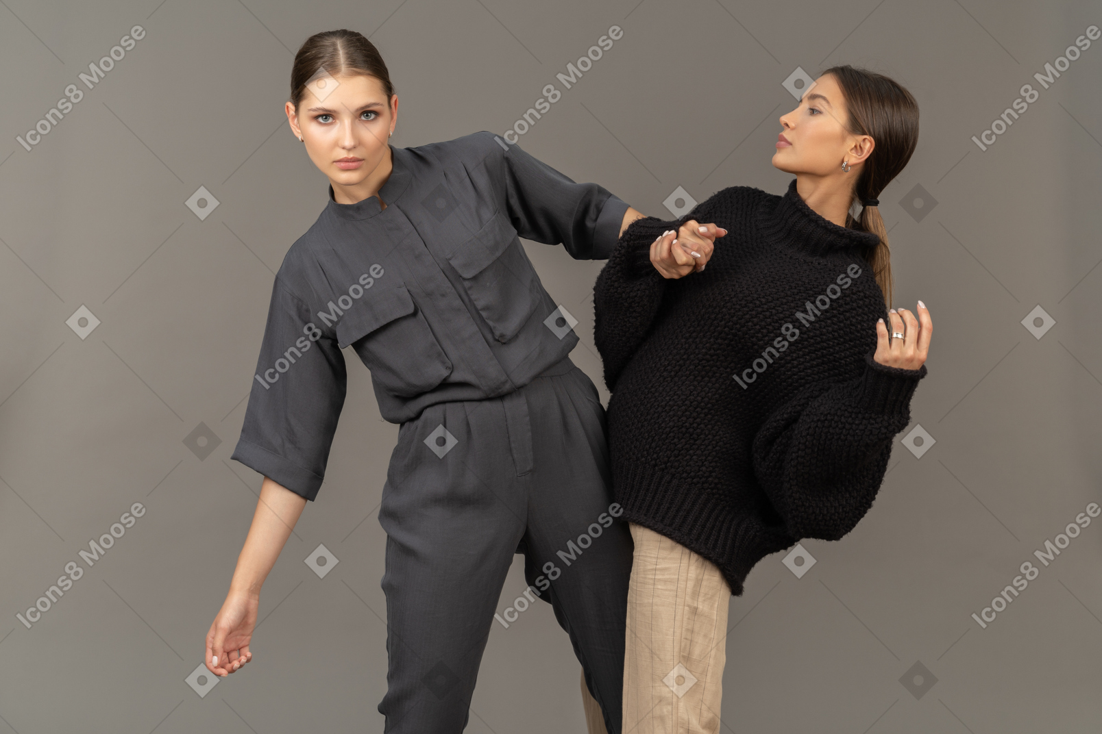 Две женщины держатся друг за друга