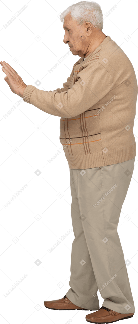 Vista lateral de um velho em roupas casuais, mostrando o gesto de parada
