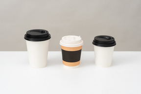 異なるサイズと色のプラスチックコーヒーカップ