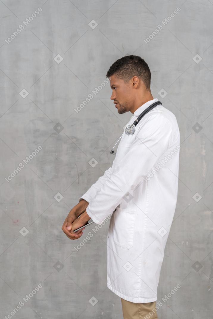Vista lateral de un médico de pie