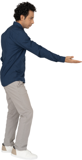 Vista lateral de um homem com roupas casuais dando uma mão