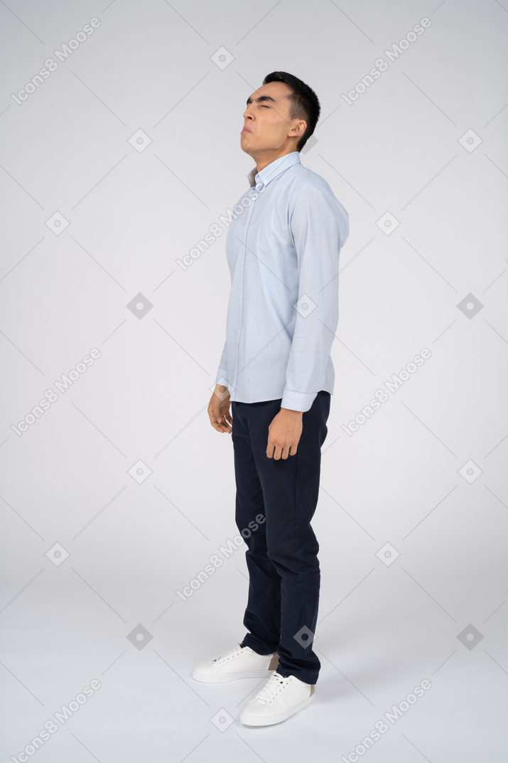 Homme en tenue décontractée debout