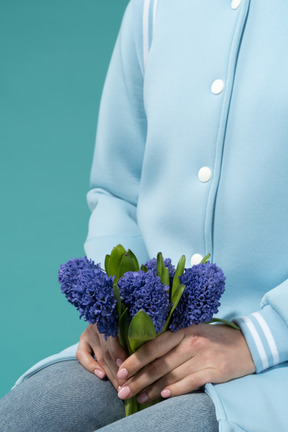 Femme tenant un bouquet de fleurs