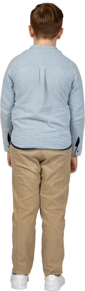 Vista traseira de um menino em roupas casuais parado
