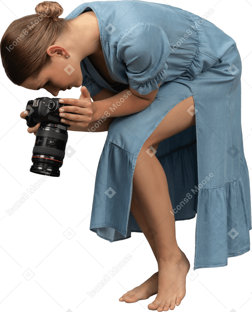 一名身穿蓝色连衣裙的年轻女子拍摄的四分之三视图
