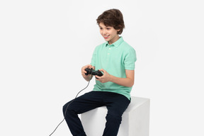 Adolescente feliz jugando videojuegos