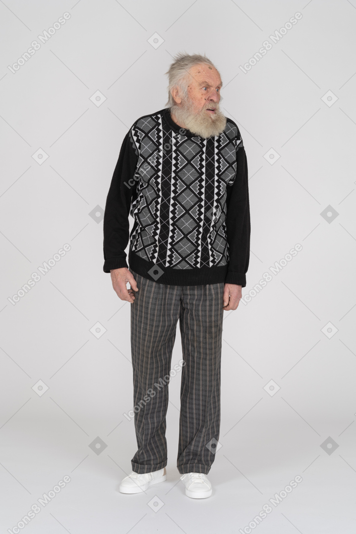 Пожилой мужчина в повседневной одежде смотрит в сторону