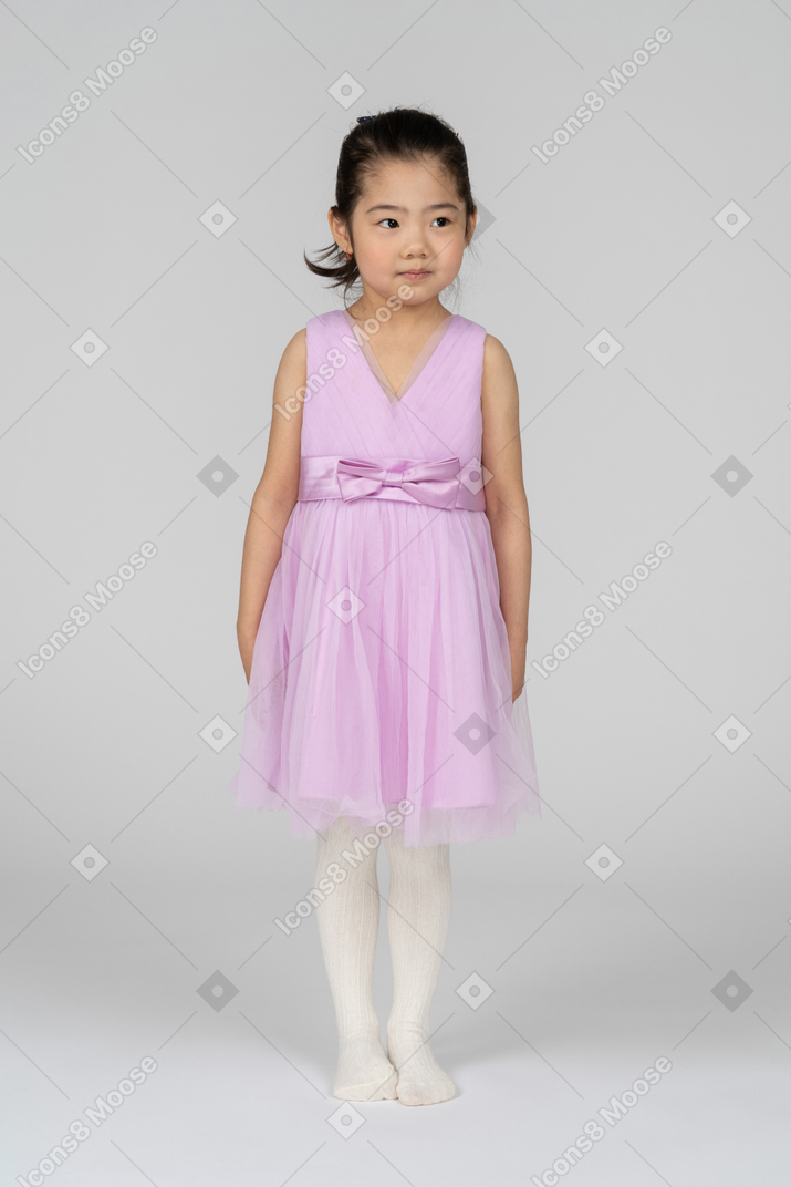粉红色连衣裙的小女孩