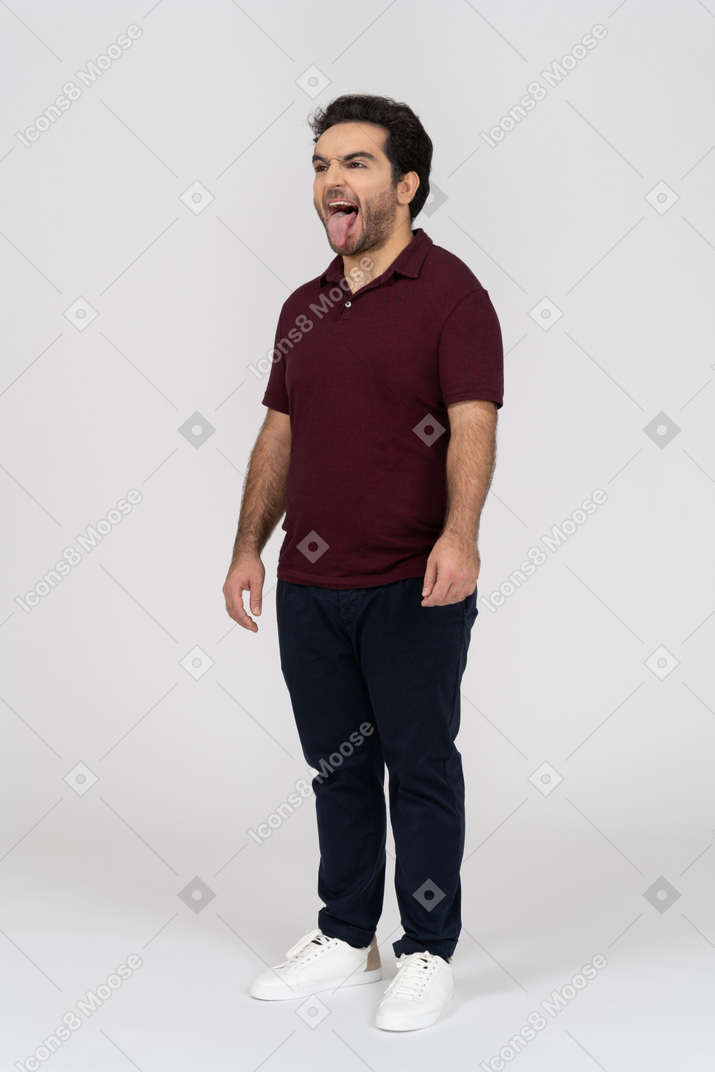 Homem mostrando a lingua