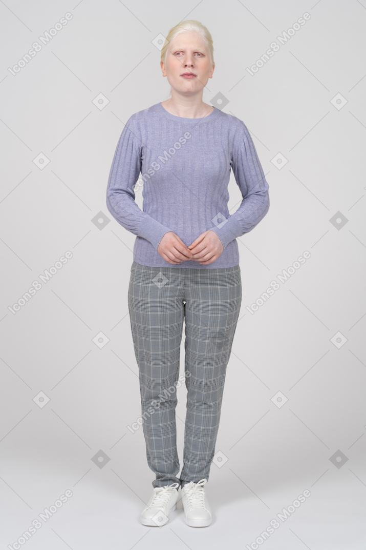 Vista frontale di una donna in abiti casual in piedi