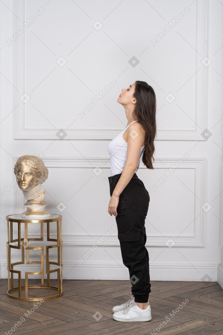 Vista lateral de uma mulher inclinando a cabeça para trás
