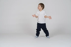 Niño feliz encogiéndose de hombros