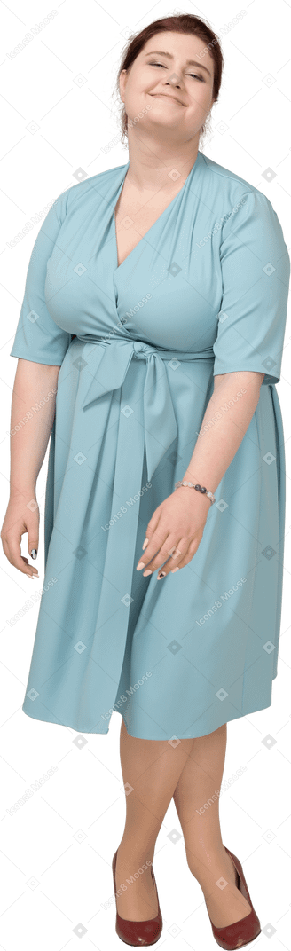 Vue de face d'une femme en robe bleue posant