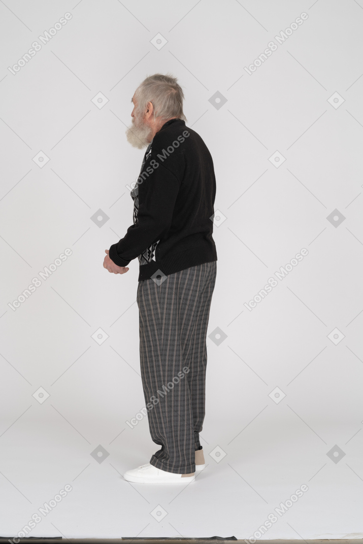 Vista lateral del anciano de pie y gesticulando