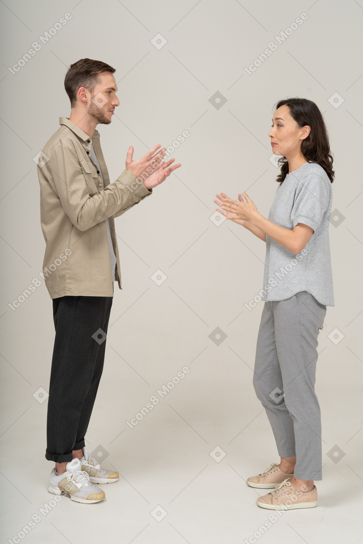 Vue latérale d'un jeune couple se parlant