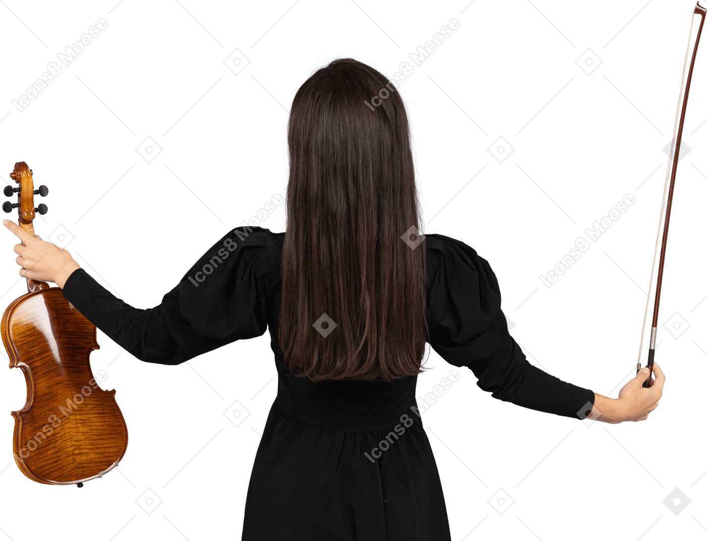 両手を広げて黒いドレスを着た女性のバイオリン奏者の後ろ姿