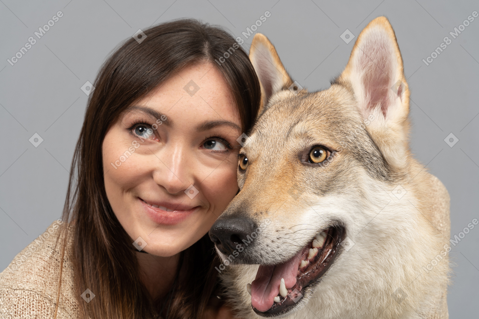 Mulher jovem sorridente, olhando de soslaio com um cachorro
