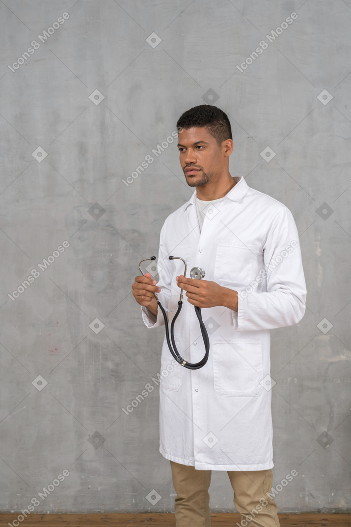 Medico maschio che tiene uno stetoscopio